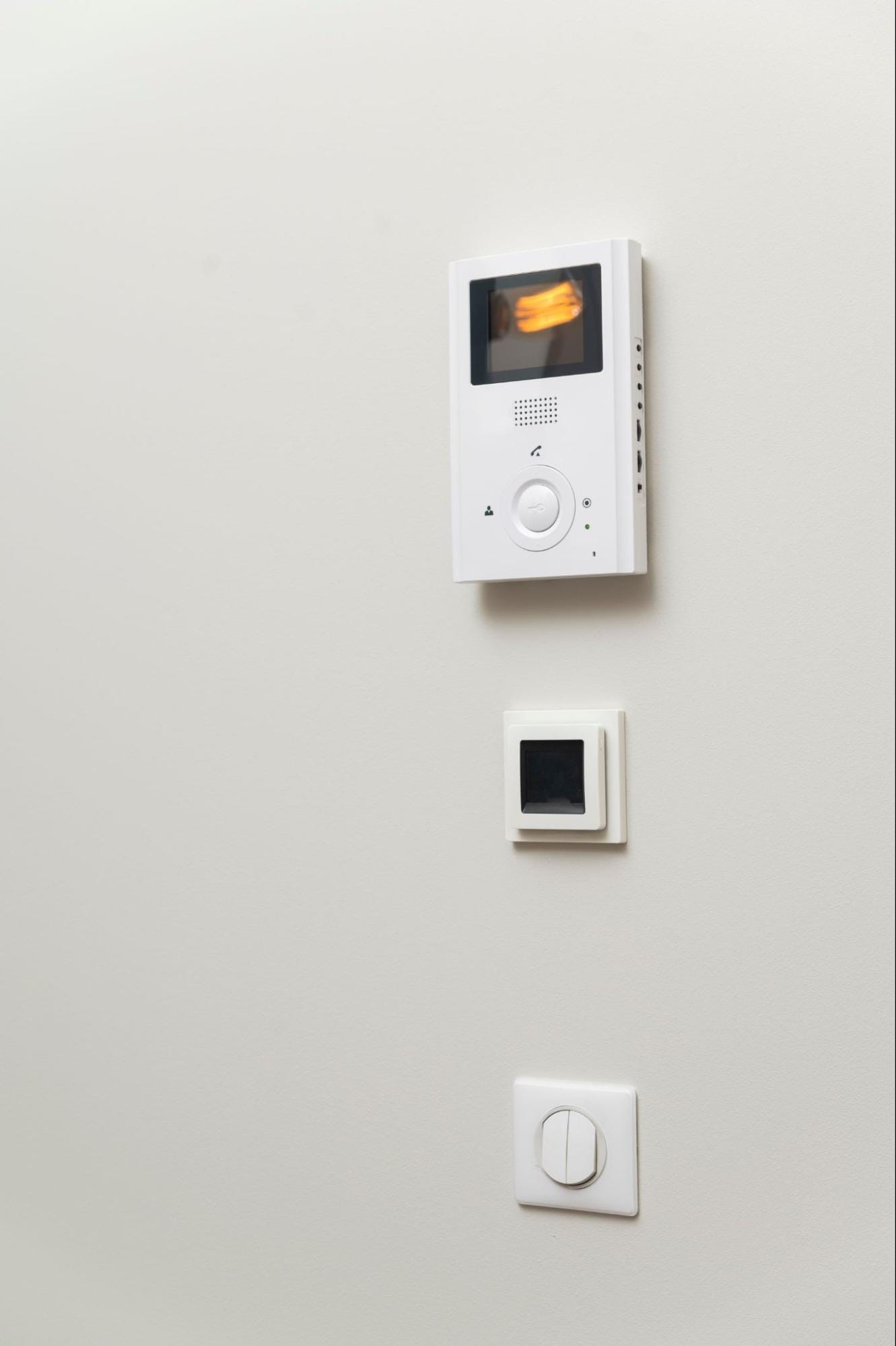 Wall-mounted video door intercom system with entry screen